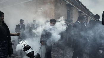 Peoples Choice kategori People diberikan pada Buck Holzemer. Menampilkan prosesi Hari Kematian melintasi jalan-jalan di Antigua, Guatemala. Foto: National Geographic