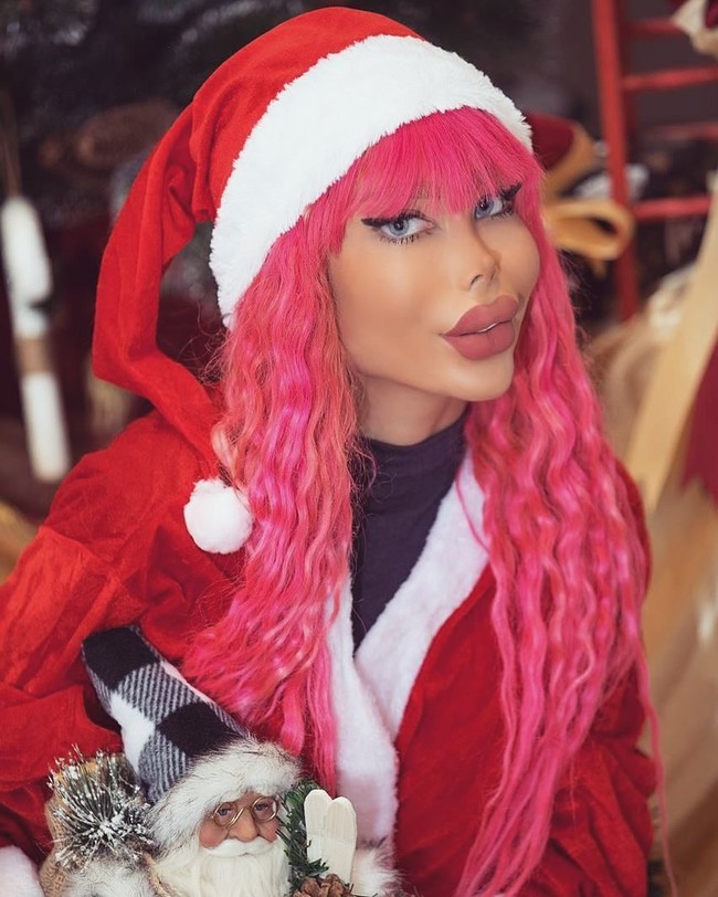 Namun nyatanya, wanita ini lebih mirip boneka seram. Selebgram dengan akun bernama @sanaztt itu punya penampilan yang ektrem. Foto: Instagram (@Sanaztt)