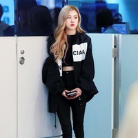 Rose tak jarang mengenakan crop top. Namun kali ini, ia memadukannya dengan jaket sehingga tampak lebih sporty. Foto: Pinterest