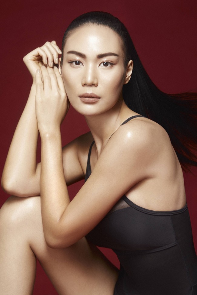 Sophida Kanchanarin dari Thailand tampil seksi dengan mengenakan jumpsuit tanpa lengan bernuansa hitam di foto resmi Miss Universe 2018. Sophida adalah lulusan di bidang keuangan. Wanita berusia 23 tahun ini telah mendirikan sebuah proyek yang disebut UNLOCK untuk mendorong generasi muda, terutama anak perempuan untuk memulihkan dan menemukan identitas, kemampuan, dan potensi mereka. Foto: dok. Miss Universe