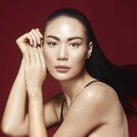 Sophida Kanchanarin dari Thailand tampil seksi dengan mengenakan jumpsuit tanpa lengan bernuansa hitam di foto resmi Miss Universe 2018. Sophida adalah lulusan di bidang keuangan. Wanita berusia 23 tahun ini telah mendirikan sebuah proyek yang disebut UNLOCK untuk mendorong generasi muda, terutama anak perempuan untuk memulihkan dan menemukan identitas, kemampuan, dan potensi mereka. Foto: dok. Miss Universe