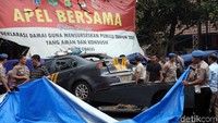 Mobil-mobil yang dirusak dalam penyerangan Polsek Ciracas, Jakarta Timur, mulai dievakuasi. Kendaraan tersebut ditarik mobil derek.