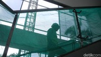 Gedung dengan 15 lantai ini menggunakan precast Hollow Core Slab (HCS) dengan keunggulan meminialisir gempa.