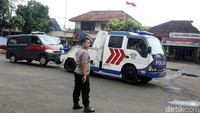 Pantauan detikcom di Polsek Ciracas Jalan Raya Bogor, Jakarta Timur, tiga mobil derek datang ke lokasi sekitar pukul 13.00 WIB.
