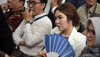 Mata Gisel terlihat sembab saat ditemui awak media. Pool/Noel/detikFoto.
