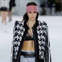 Kaia Gerber menjadi orang termuda yang menerima penghargaan British Fashion Awards, yang digelar di Royal Albert Hall, Londoon. Acara penghargaan ini merupakan ajang bergengsi di industri fashion. Foto: Getty Images