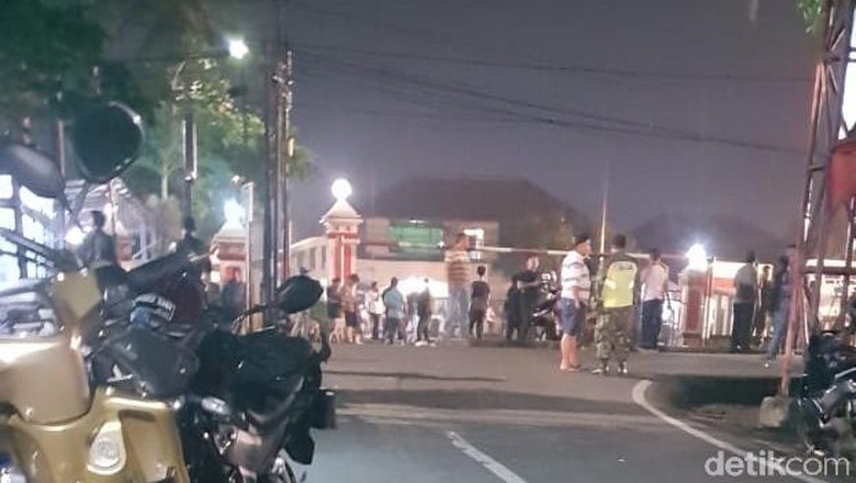 Mobil dan Sepeda Motor di Depan Polsek Ciracas Digulingkan Massa Mobil dan Sepeda Motor di Depan Polsek Ciracas Digulingkan Massa