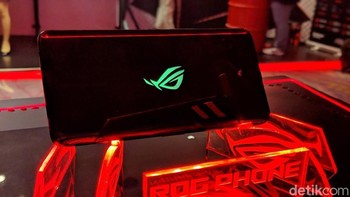 Logo di belakang memiliki penerangan RGB. Foto: Adi Fida Rahman/detikINET