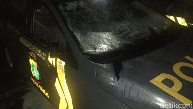 Mobil polisi yang dirusak massa