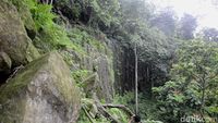 Watu Bahan yang tampak seperti tebing (Robby Bernardi/detikTravel)