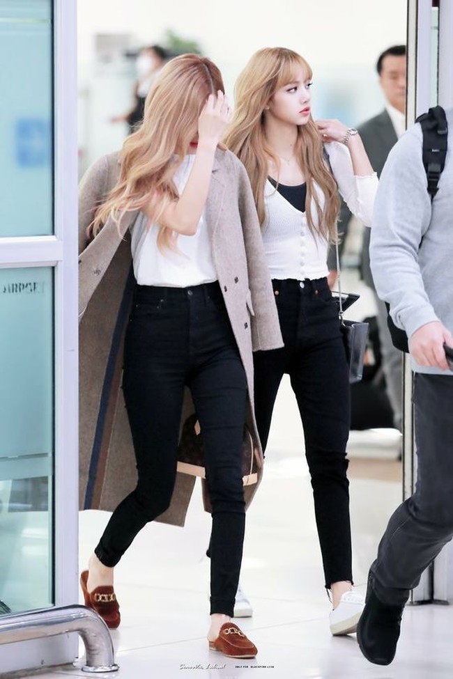 Berbeda dengan tampilan panggung yang penuh warna dan busana mini, para personel Blackpink terlihat mementingkan kenyamanan di keseharian. Dalam foto berikut, Lisa dan Rose tampak kompak mengenakan kaus putih dan celana jeans hitam. Foto: Pinterest