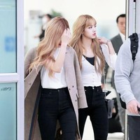 Berbeda dengan tampilan panggung yang penuh warna dan busana mini, para personel Blackpink terlihat mementingkan kenyamanan di keseharian. Dalam foto berikut, Lisa dan Rose tampak kompak mengenakan kaus putih dan celana jeans hitam. Foto: Pinterest