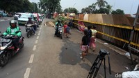 Lembaran tripleks tersebut dipasang mengelilingi Mapolsek Ciracas, Jakarta Timur.