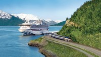 Rencana perjalanan terbaik diraih kapal pesiar Princess Cruises. Sapphire Princess terlihat dekat dengan Denali Express Train di Whittier, Alaska (Princess Cruises/CNN Travel)