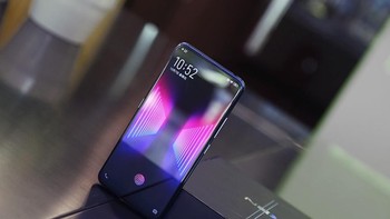 Layar utamanya berukuran 6,39 inch dengan resolusi Full HD+ dan aspek rasio 19,5:9. Tanpa notch membuat ponsel ini punya rasio screen to body mencapai 91,63%. Foto: Sina Mobile