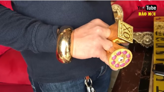 Tran Ngoc Phuc mulai mengoleksi perhiasan emas 5 tahun lalu, setelah seorang konsultan feng shui mengatakan padanya bahwa emas akan mendatangkan keberuntungan. Foto: Screenshot YouTube