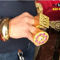 Tran Ngoc Phuc mulai mengoleksi perhiasan emas 5 tahun lalu, setelah seorang konsultan feng shui mengatakan padanya bahwa emas akan mendatangkan keberuntungan. Foto: Screenshot YouTube