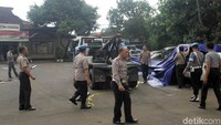 Satu per satu mobil yang awalnya ditutup terpal pun mulai diangkut. Namun belum ada keterangan ke mana mobil itu dievakuasi.