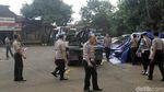 Polisi Evakuasi Mobil yang Dirusak Massa di Polsek Ciracas