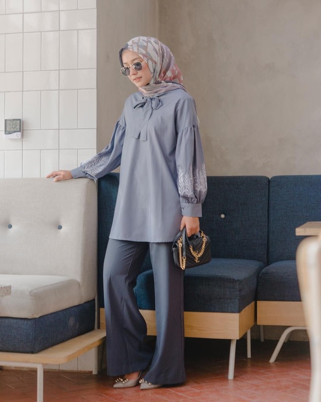 Untuk tampilan lebih formal, pilih atasan dengan detail kerah seperti ini. Lengan balon juga sedang jadi hits di kalangan hijabers. Foto: Instagram/Megaiskanti