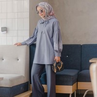 Untuk tampilan lebih formal, pilih atasan dengan detail kerah seperti ini. Lengan balon juga sedang jadi hits di kalangan hijabers. Foto: Instagram/Megaiskanti