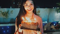 Di acara hari ulang tahunnya, Yura Yunita pun mendapat kejutan dari para penggemarnya Hip Hip Yura. Senangnya! Foto: Instagram @yurayunita