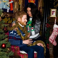 Sosok patung lilin hidup tersebut diperankan oleh orang lain, namun wajahnya dikreasikan seperti patung lilin. Sehingga sosok yang menyerupai Meghan dan Harry itu bisa bergaya nyeleneh.  Foto: Getty Images