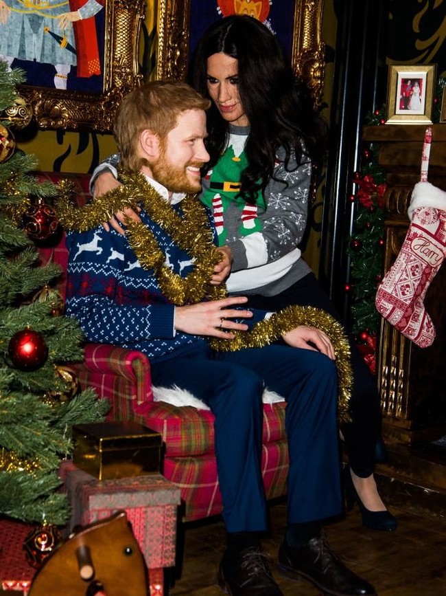 Sosok patung lilin hidup tersebut diperankan oleh orang lain, namun wajahnya dikreasikan seperti patung lilin. Sehingga sosok yang menyerupai Meghan dan Harry itu bisa bergaya nyeleneh.  Foto: Getty Images