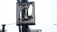Papan nama Polsek Ciracas dirusak massa.