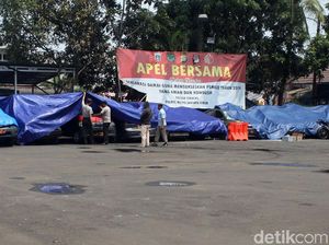 Mobil yang Dirusak di Polsek Ciracas Ditutupi Terpal