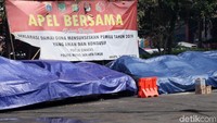 Sementara mobil-mobil yang dirusak ditutupi terpal.