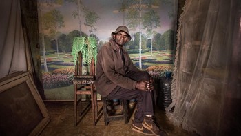Peringkat pertama kategori People diraih Mia Collis. Menampilkan sosok David Muyochokera di hari terakhirnya bekerja sebagai fotografer di Weekend Studio di Kiberia yang akan segera tutup. David sendiri sudah bekerja selama 37 tahun. Foto: National Geographic