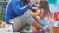 Saat balita Harper terlihat nyaman disuapi es krim oleh sang ayah. Sweet banget ya? Foto: Instagram throwbackbeckham