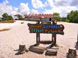 Memeluk Mimpi di Bumi Laskar Pelangi