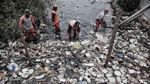 Pasukan Oranye Berjibaku Bersihkan Sampah di Hutan Mangrove