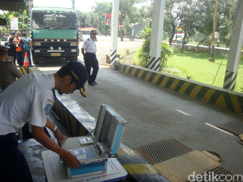 Pemantauan berat muatan kendaraan di jembatan timbang Ajibarang, Banyumas. Foto: Arbi Anungrah/detikcom Pemantauan berat muatan kendaraan di jembatan timbang Ajibarang, Banyumas. Foto: Arbi Anungrah/detikcom