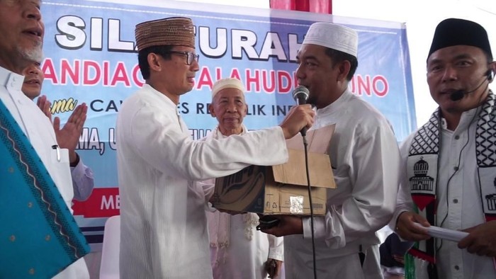 Terharu Dapat Sumbangan dari Ulama Kota Medan, Sandiaga Menangis
