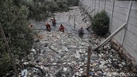 Hampir semua permukaan air di kawasan tersebut tertutup sampah.