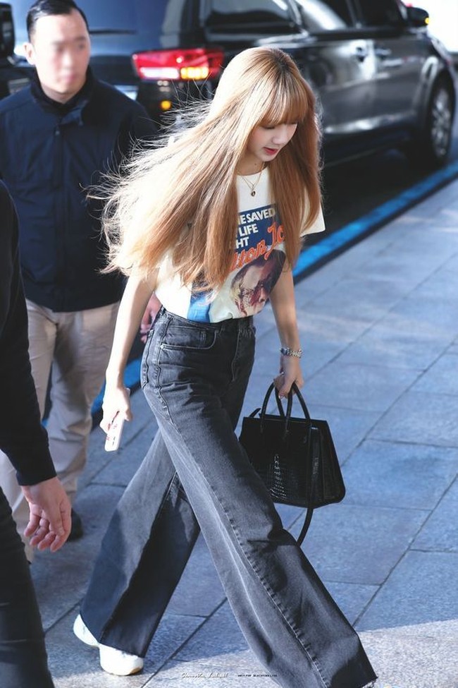 Lisa punya gaya yang lebih tomboy dibanding Jennie, Rose, dan Jisoo. Dalam foto berikut ia juga memadukan kaus dan celana jeans hitam. Bedanya Lisa memilih celana berpotongan longgar sehingga lebih unik. Foto: Pinterest