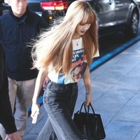 Lisa punya gaya yang lebih tomboy dibanding Jennie, Rose, dan Jisoo. Dalam foto berikut ia juga memadukan kaus dan celana jeans hitam. Bedanya Lisa memilih celana berpotongan longgar sehingga lebih unik. Foto: Pinterest