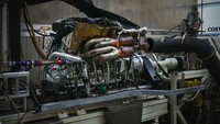 Aston Martin Valkyrie dikatakan akan menggendong mesin V12 65 derajat berkapasitas 6.5 liter yang langsung di-setting oleh Cosworth Engineering. Foto: Pool (Motortrend)
