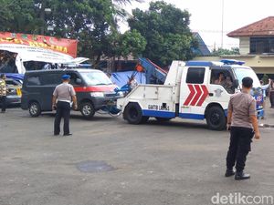 Mobil yang Dirusak di Polsek Ciracas Mulai Dievakuasi