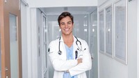 Namanya Gabriel Prado, dikenal sebagai salah satu dokter muda yang tampan. Dia berasal dari Brasil. (gabrielndsprado/Instagram)
