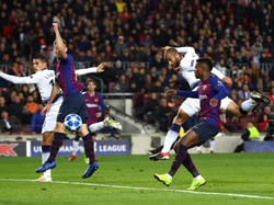 Semenit sebelum waktu normal habis, Tottenham membuang peluang emas yang berpotensi memenangi pertandingan. Operan pendek Kane diterima Rose. Saat tinggal menghadapi Cillessen, sepakan Rose malah melambung. Clive Rose/Getty Images. Clive Rose/Getty Images.