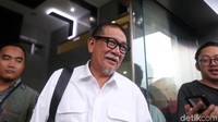 Pemeran utama film Nagabonar itu sempat memberikan keterangan pers di depan gedung KPK.