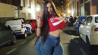 Potret Selebgram yang Dapat Ancaman Mati karena Punya Payudara Besar