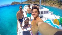 Ini gaya fotonya saat naik yacht bersama rekan-rekannya di yunani. (gabrielndsprado/Instagram)