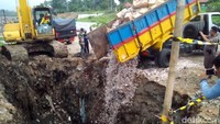 Jutaan batang rokok ilegal itu dimasukkan ke lubang besar berdiameter sekitar 10 meter dengan kedalaman sekitar 3 meter.