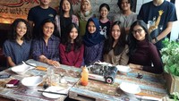 Kali ini Tia hangout di salah satu restoran Suki di Jakarta. Sebelum pesanannya datang, mereka melakukan group shot.Foto: Instagram mutiarabaswedan