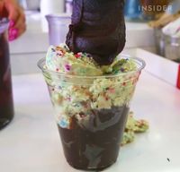 Sedang Tren Makan Adonan Brownies Mentah, Apakah Aman?